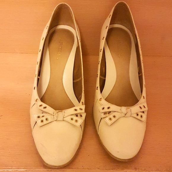 Aerosoles Cream Heels with Gold Accents - Picture 5 of 5
